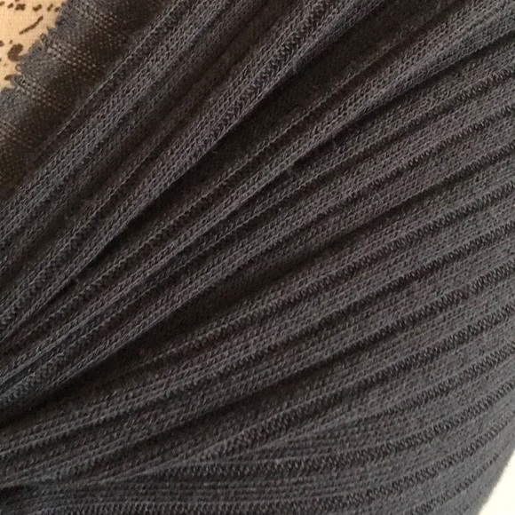 TWIST FRONT CROPPED TOP - Picture 10 of 11